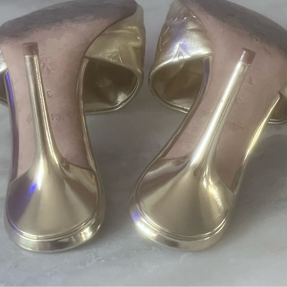 Louis Vuitton gold embossed sandals - Picture 2 of 9